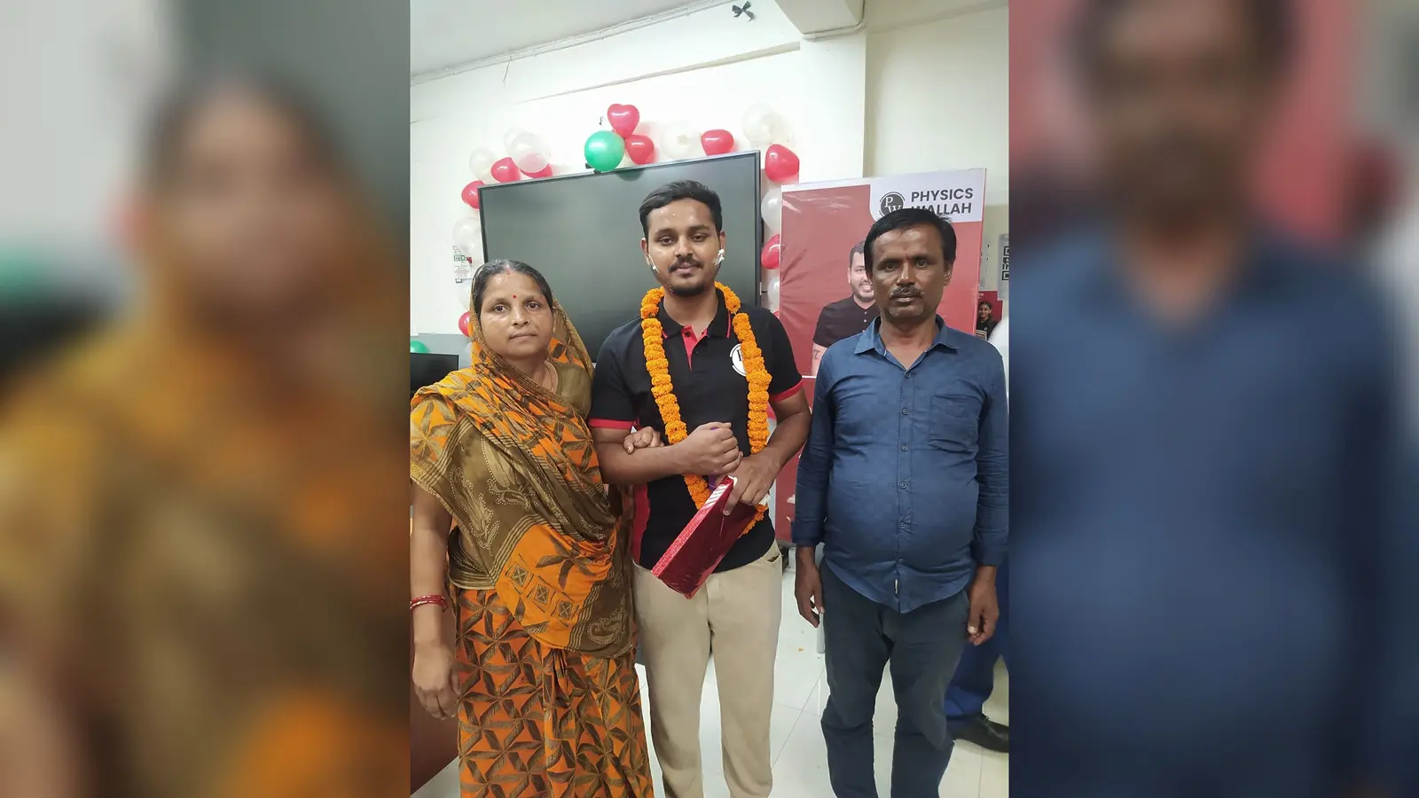 अपने परिजन से आशीर्वाद लेते आदर्श कुमार | Prabhat Khabar Network अपने परिजन से आशीर्वाद लेते आदर्श कुमार | Prabhat Khabar Network
