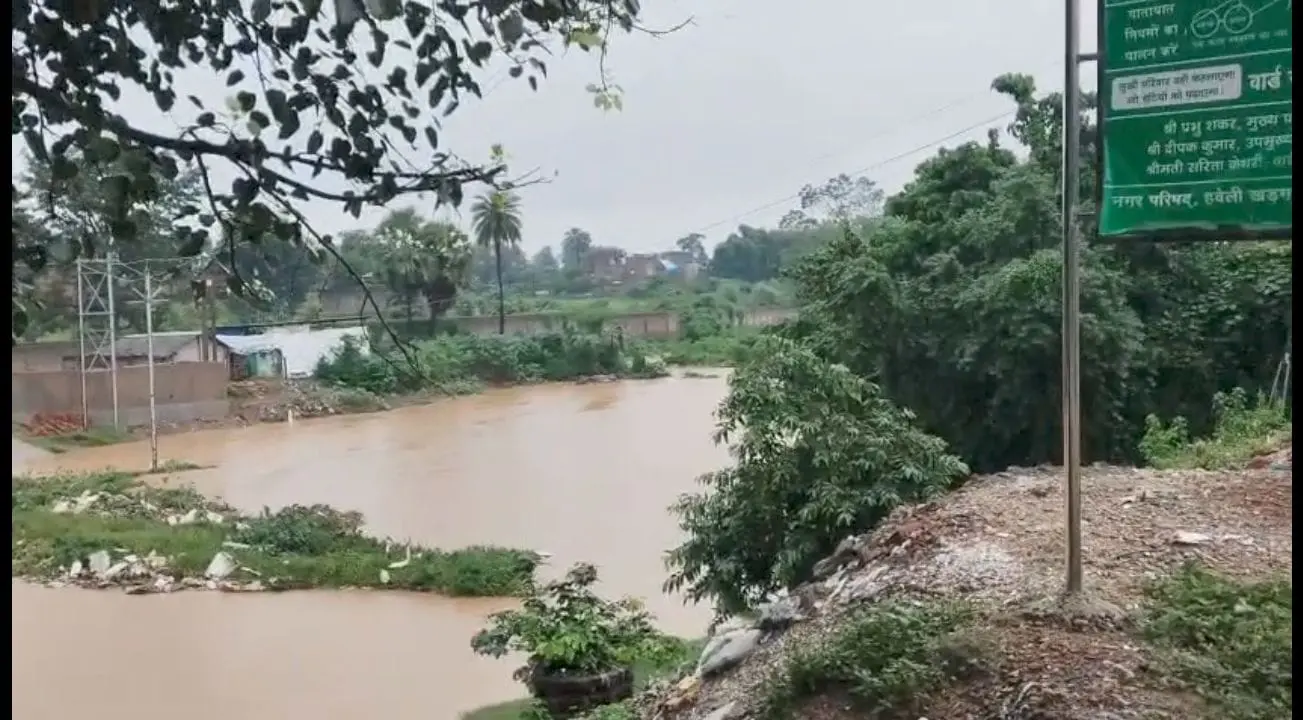 फोटो -- मनी नदी में उफान के बाद सद्भावना घाट के समीप पानी में डूबा काजवे पुलिया | Prabhat Khabar Network फोटो -- मनी नदी में उफान के बाद सद्भावना घाट के समीप पानी में डूबा काजवे पुलिया | Prabhat Khabar Network