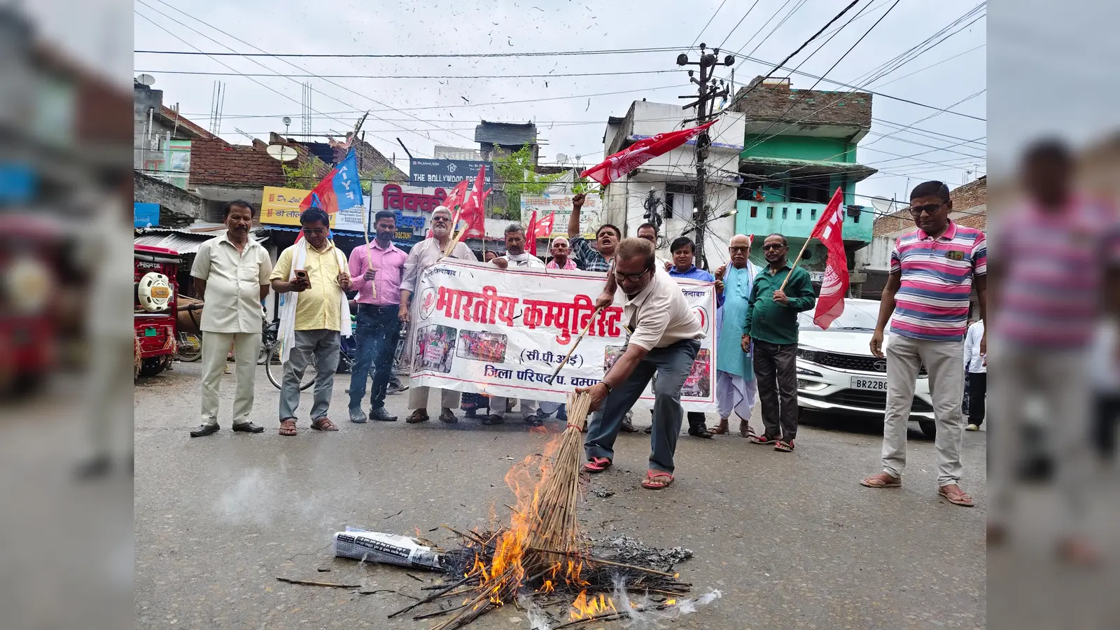 पुतला दहन करते भाकपा के नेता और कार्यकर्ता | Prabhat Khabar Network पुतला दहन करते भाकपा के नेता और कार्यकर्ता | Prabhat Khabar Network