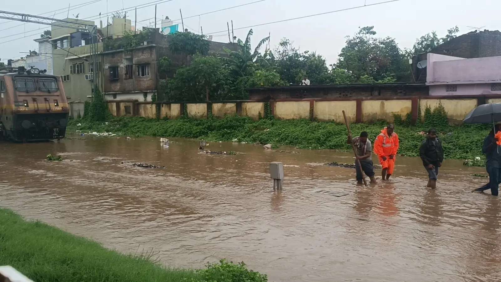 जल जमाव के साथ पटरी पर गुजर रहा ट्रेन | Prabhat Khabar Network जल जमाव के साथ पटरी पर गुजर रहा ट्रेन | Prabhat Khabar Network