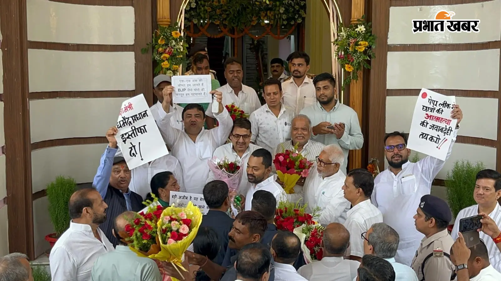विधानसभा में विपक्ष के हंगामे की तस्वीर विधानसभा में विपक्ष के हंगामे की तस्वीर