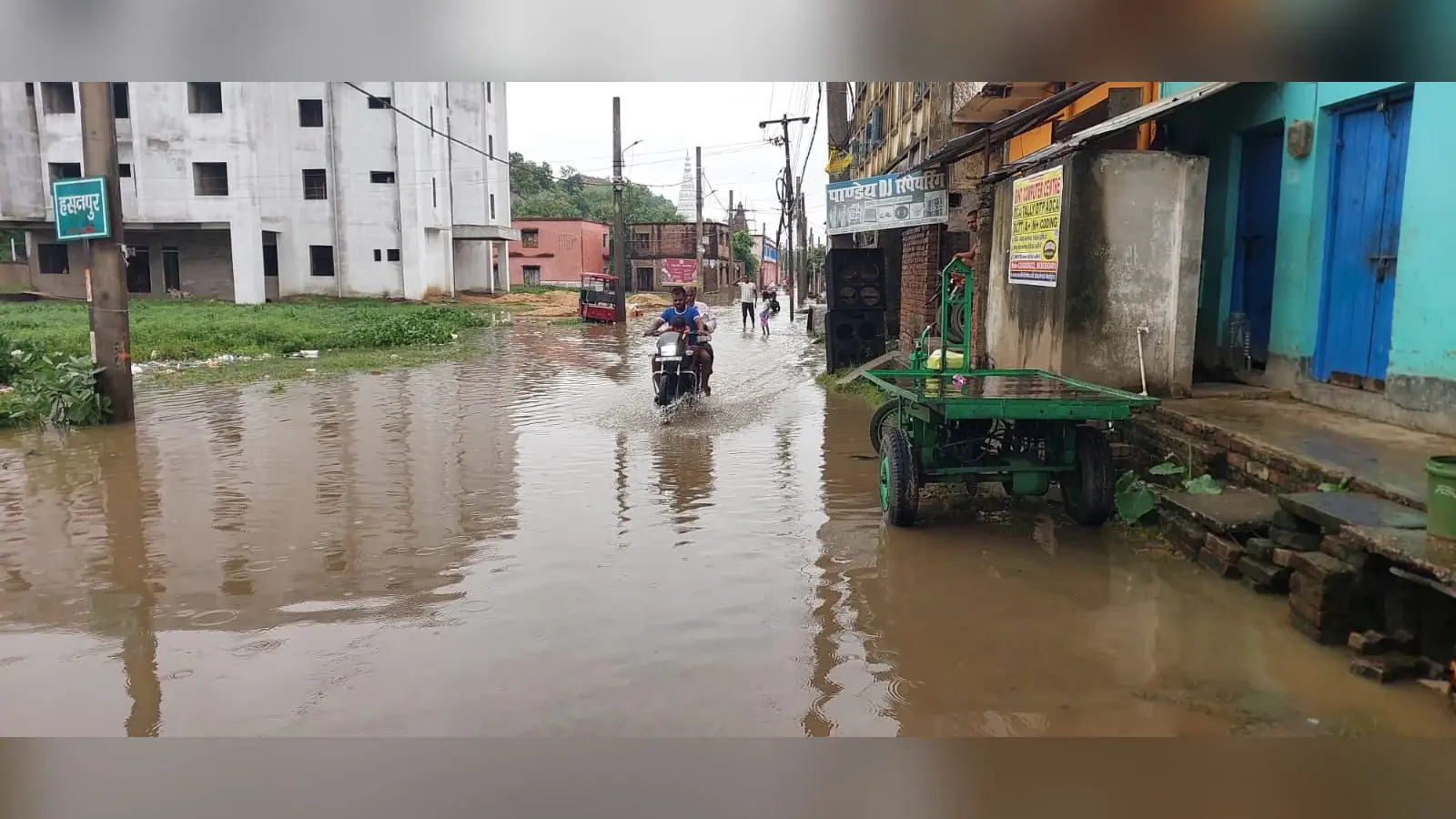 फोटो - कवैया थाना के सामने हसनपुर रोड में जलजमाव के बीच से निकलता बाइक चालक | Prabhat Khabar Network फोटो - कवैया थाना के सामने हसनपुर रोड में जलजमाव के बीच से निकलता बाइक चालक | Prabhat Khabar Network