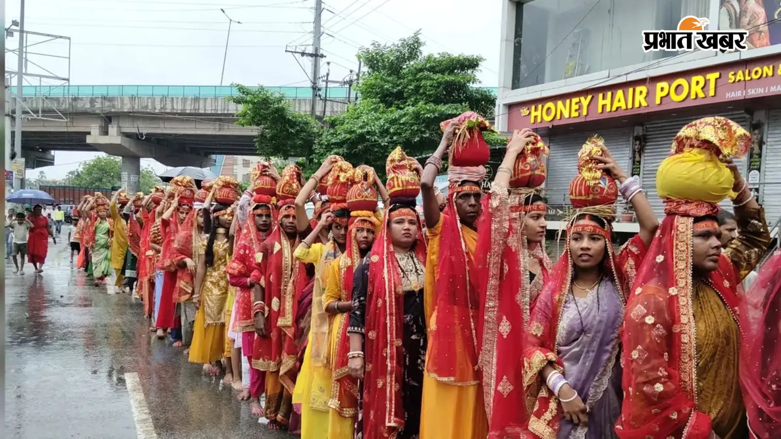 कलश शोभायात्रा में भाग लेते श्रद्धालु कलश शोभायात्रा में भाग लेते श्रद्धालु