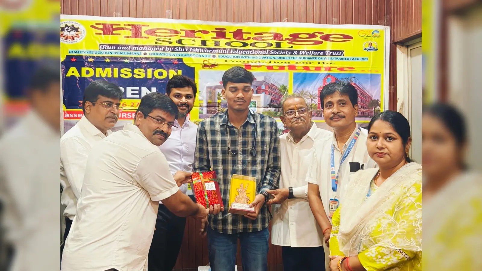 आदित्य रंजन को समानित करते शिक्षक | Prabhat Khabar Network आदित्य रंजन को समानित करते शिक्षक | Prabhat Khabar Network