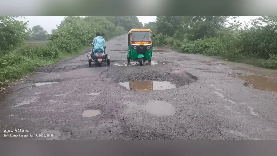फोटो:सड़कों पर बने बड़े-बड़े गड्ढों के बीच जान हथेली पर रखकर आवाजाही करते वाहन चालक | Prabhat Khabar Network फोटो:सड़कों पर बने बड़े-बड़े गड्ढों के बीच जान हथेली पर रखकर आवाजाही करते वाहन चालक | Prabhat Khabar Network