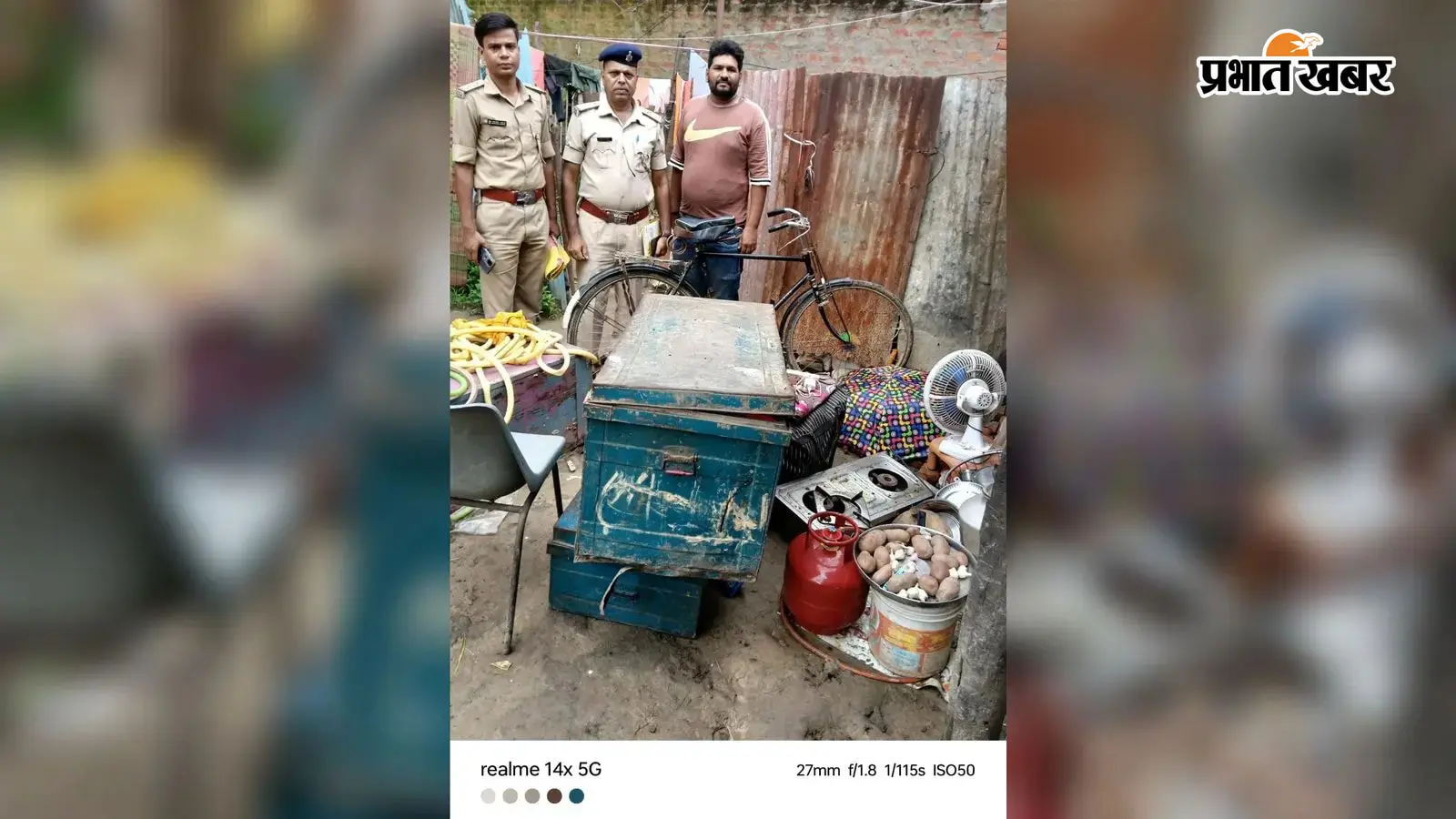 कानून का शिकंजा: 12 साल पुराने अपहरण कांड के फरार आरोपी के घर पुलिस की कुर्की कार्रवाई कानून का शिकंजा: 12 साल पुराने अपहरण कांड के फरार आरोपी के घर पुलिस की कुर्की कार्रवाई