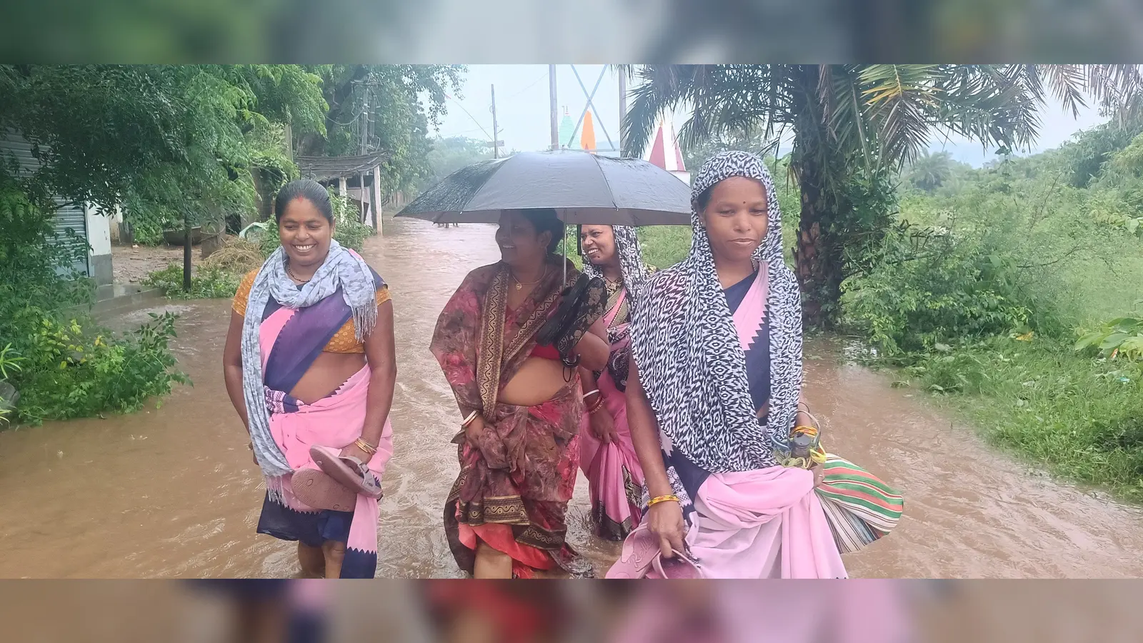 पानी के बीच से गुजरती आंगनबाड़ी सेविका | Prabhat Khabar Network पानी के बीच से गुजरती आंगनबाड़ी सेविका | Prabhat Khabar Network
