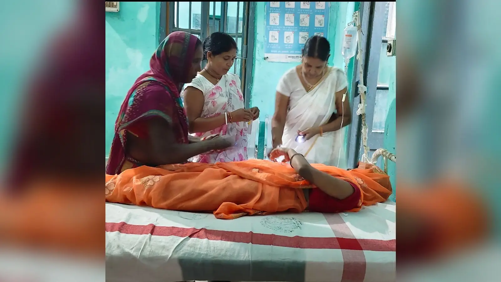 टोटो पलटने से युवती गंभीर रूप से घायल, पैर की हड्डी टूटी, हायर सेंटर रेफर | Prabhat Khabar Network टोटो पलटने से युवती गंभीर रूप से घायल, पैर की हड्डी टूटी, हायर सेंटर रेफर | Prabhat Khabar Network