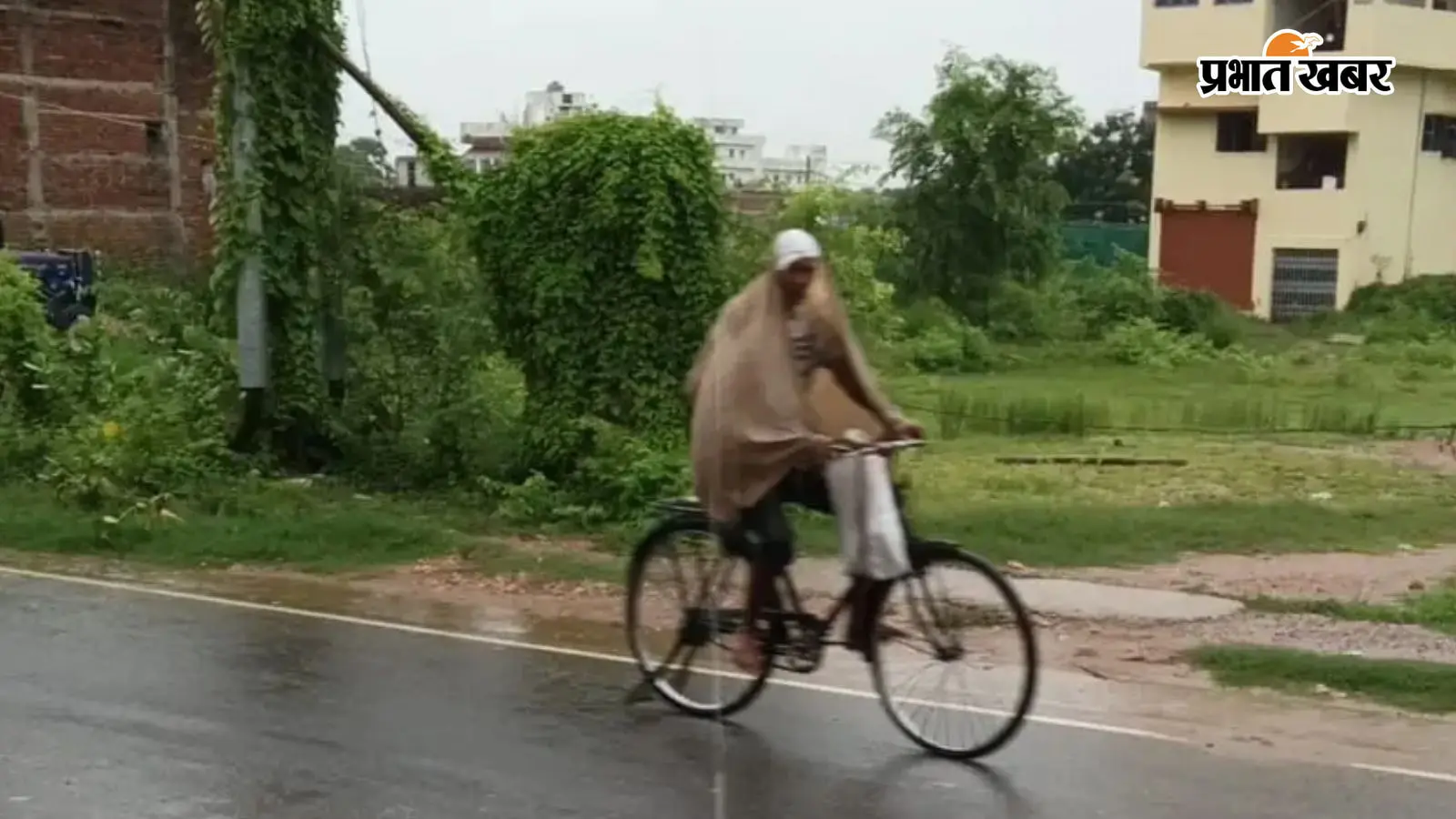 बारिश के दौरान बचाव के साथ यात्रा करते साइकिल सवार बारिश के दौरान बचाव के साथ यात्रा करते साइकिल सवार