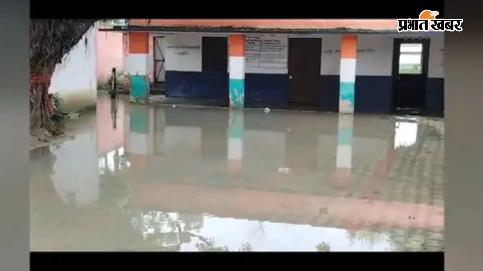 झमाझम बारिश से सड़कें जलमग्न, स्कूल परिसरों में भरा पानी, जनजीवन प्रभावित झमाझम बारिश से सड़कें जलमग्न, स्कूल परिसरों में भरा पानी, जनजीवन प्रभावित