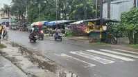 रिमझिम बारिश से मौसम हुआ सुहाना, लेकिन फुटपाथ दुकानदारों की बढ़ी परेशानी