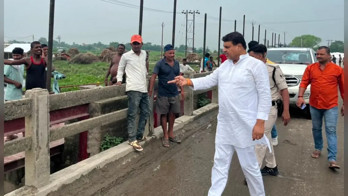 फोटो - सलखुआ,सहरसा - सलखुआ स्थित पूर्वी कोसी तटबंध पर बने सलुइस गेट का निरीक्षण करते विधायक | Prabhat Khabar Network फोटो - सलखुआ,सहरसा - सलखुआ स्थित पूर्वी कोसी तटबंध पर बने सलुइस गेट का निरीक्षण करते विधायक | Prabhat Khabar Network