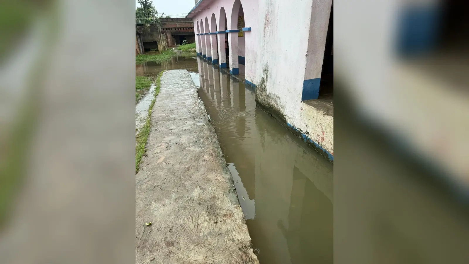 विद्यालय एवं वर्ग कक्षा में जलजमाव की स्थिति | Prabhat Khabar Network विद्यालय एवं वर्ग कक्षा में जलजमाव की स्थिति | Prabhat Khabar Network