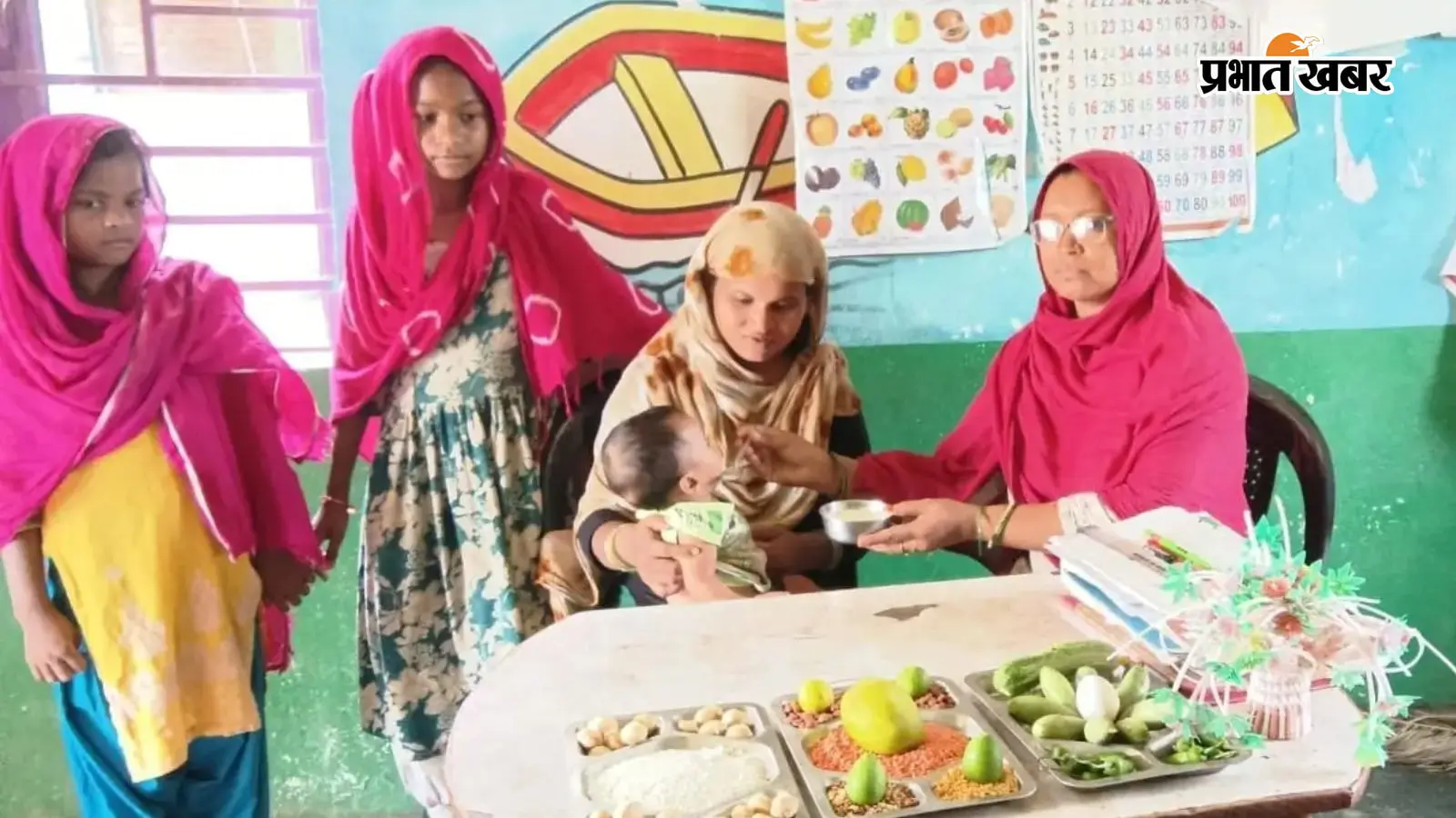 बच्चे को मुंहजुठी कराती सेविका बच्चे को मुंहजुठी कराती सेविका