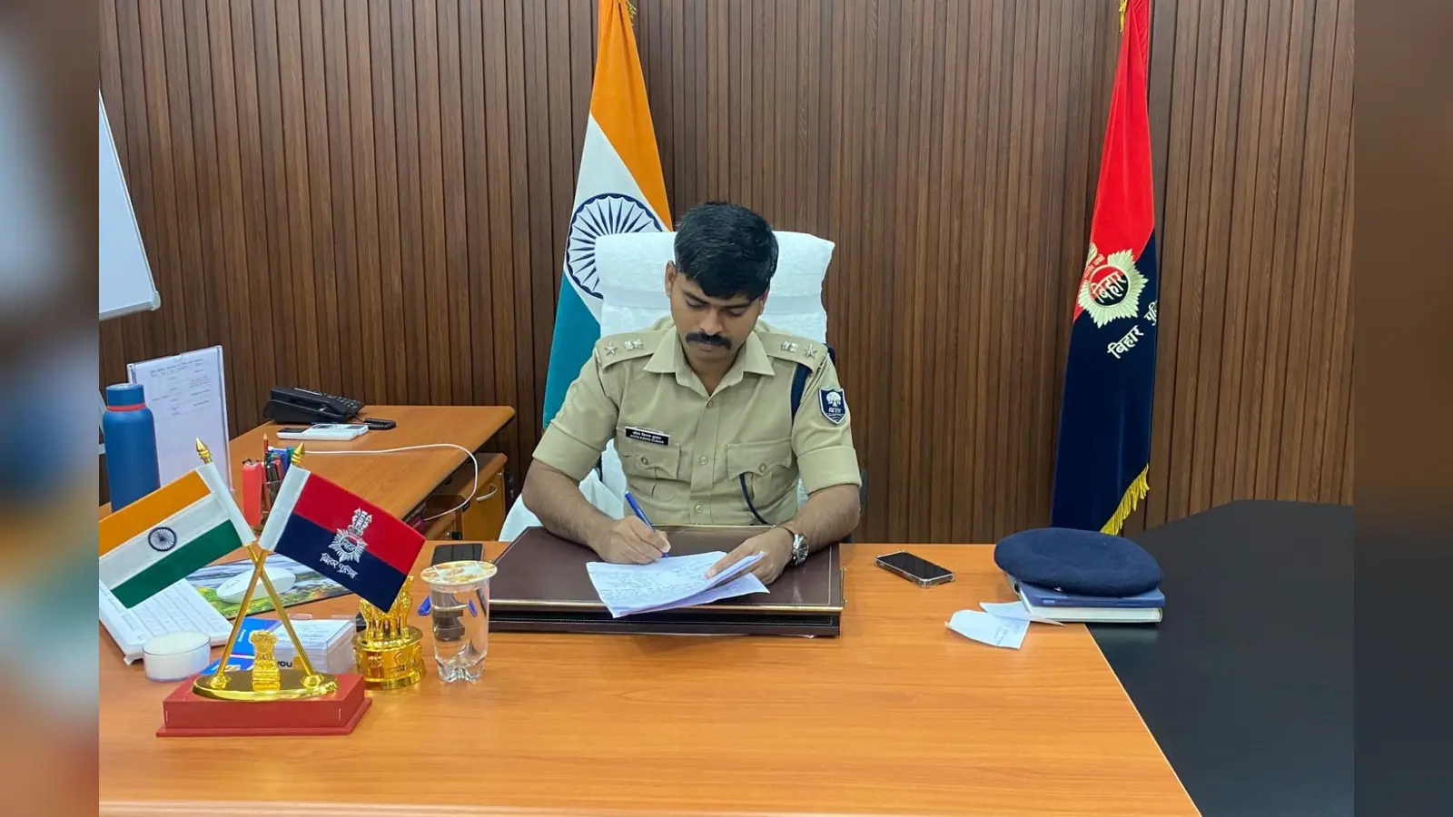 जनता दरबार में लोगों की फरियाद सुनते एसपी | Prabhat Khabar Network जनता दरबार में लोगों की फरियाद सुनते एसपी | Prabhat Khabar Network