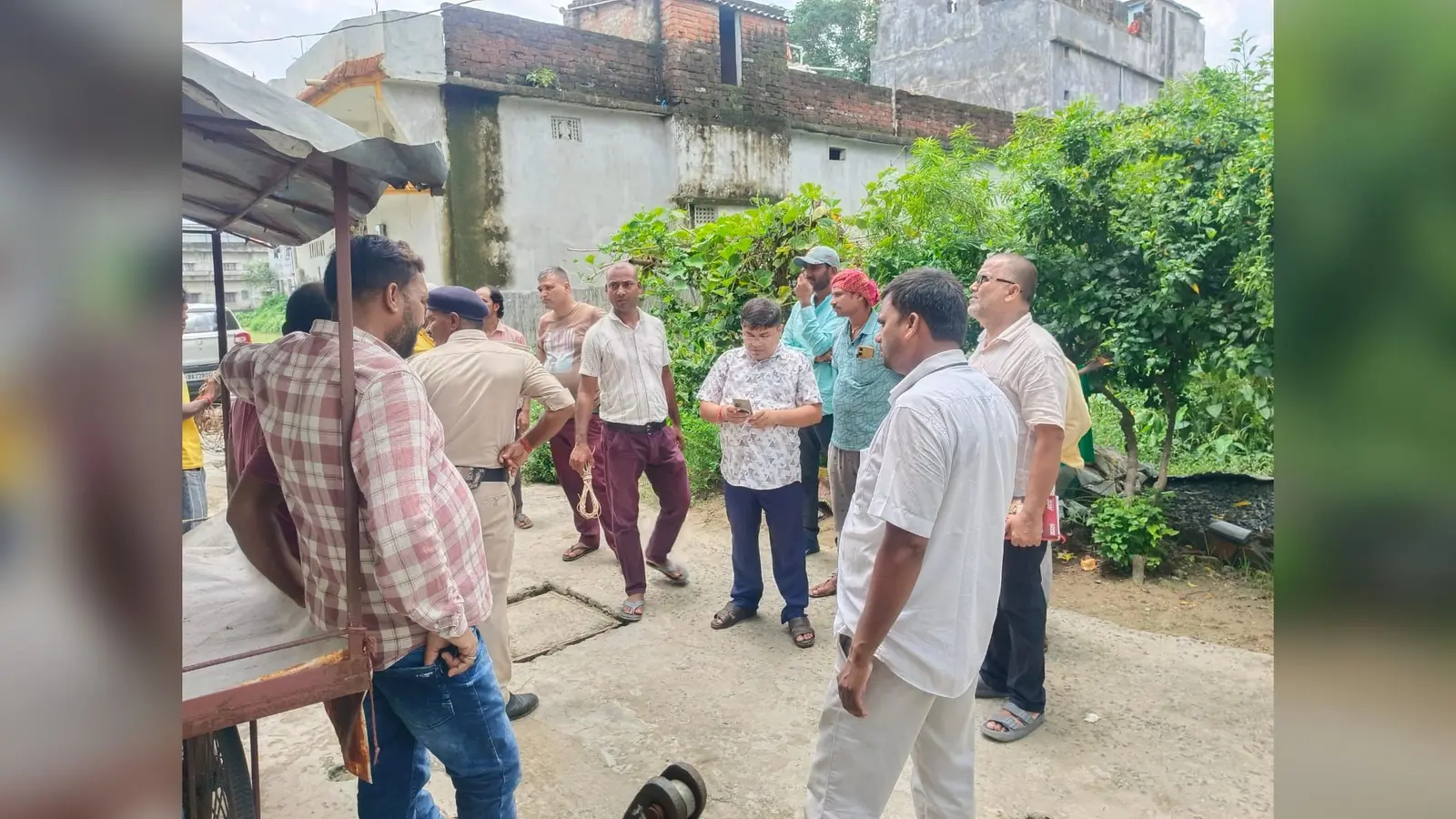छापेमारी के दौरान कनीय अभियंता | Prabhat Khabar Network छापेमारी के दौरान कनीय अभियंता | Prabhat Khabar Network