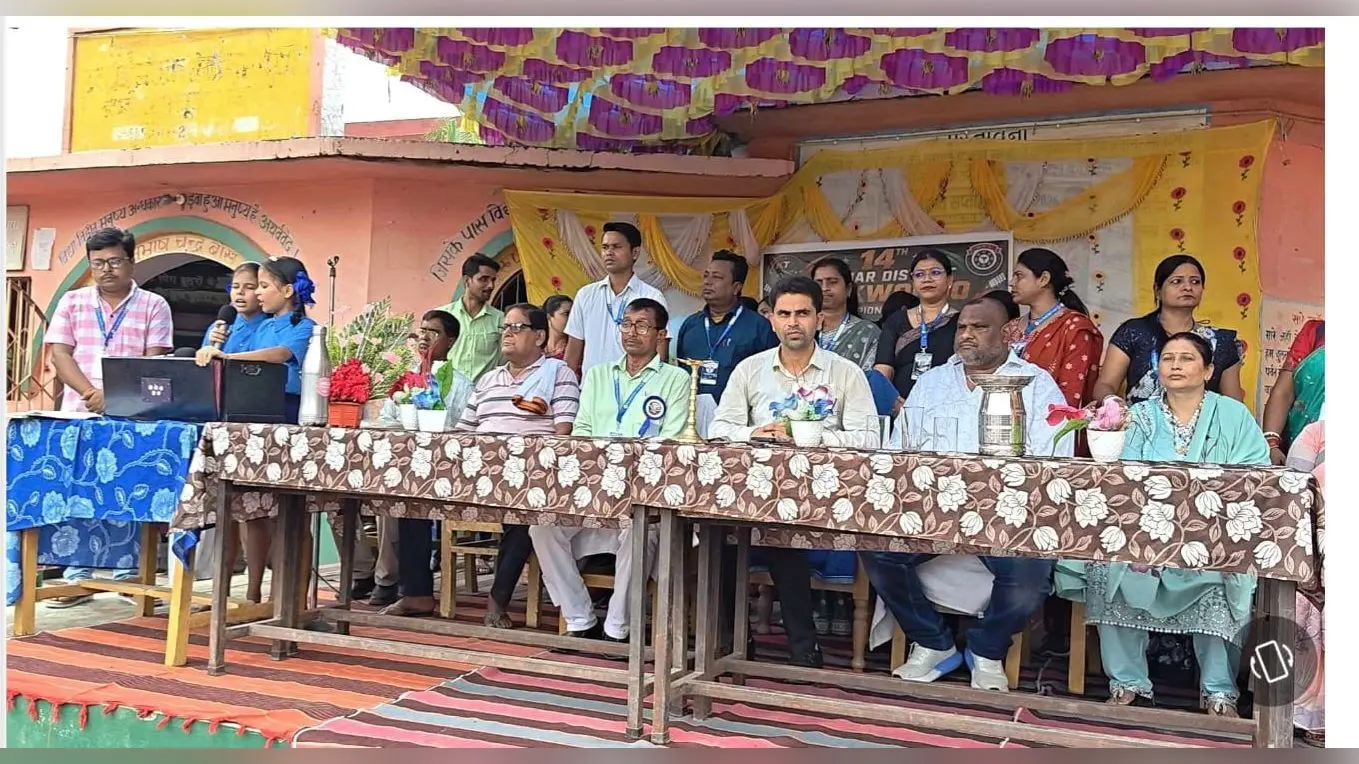कार्यक्रम में मौजूद बीडीओ, प्रधानाध्यापक व अन्य | Prabhat Khabar Network कार्यक्रम में मौजूद बीडीओ, प्रधानाध्यापक व अन्य | Prabhat Khabar Network