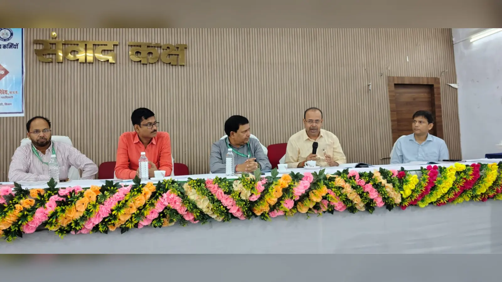 कर्मियों को प्रशिक्षण के दौरान संबोधित करते अधिकारी | Prabhat Khabar Network कर्मियों को प्रशिक्षण के दौरान संबोधित करते अधिकारी | Prabhat Khabar Network