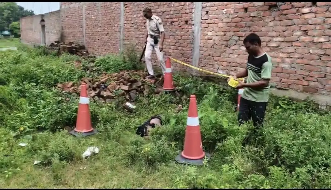 बरामद शव एवं घटना स्थल पर मौजूद पुलिस बल | Prabhat Khabar Network बरामद शव एवं घटना स्थल पर मौजूद पुलिस बल | Prabhat Khabar Network