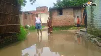 सरकारी पोखर पर अतिक्रमण से पहली बारिश में डूबी सड़क, ग्रामीणों ने प्रशासन को दी आंदोलन की चेतावनी