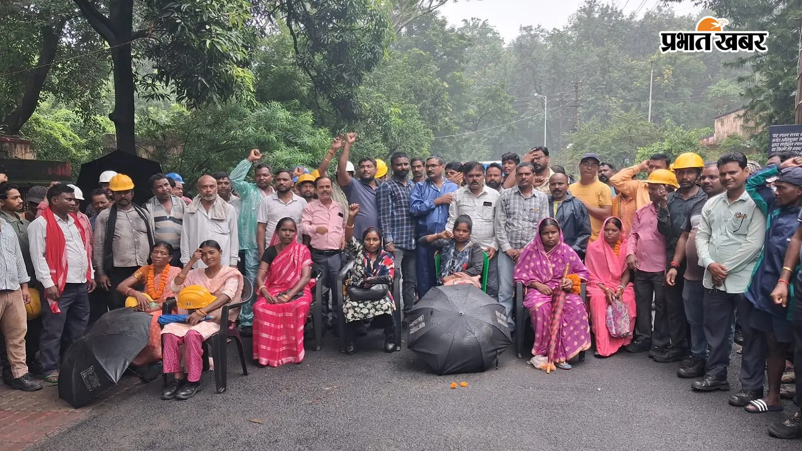 बोकारो के चंद्रपुरा में पावर प्लांट के मेन गेट पर प्रदर्शन करते मजदूर. फोटो: प्रभात खबर बोकारो के चंद्रपुरा में पावर प्लांट के मेन गेट पर प्रदर्शन करते मजदूर. फोटो: प्रभात खबर