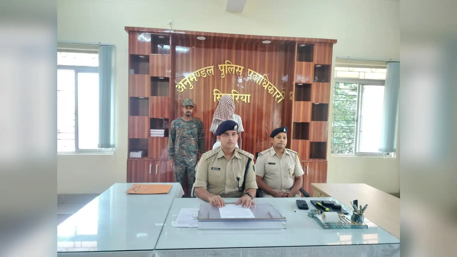 फोटो. प्रेस वार्ता करते सिमरिया एसडीपीओ | Prabhat Khabar Network फोटो. प्रेस वार्ता करते सिमरिया एसडीपीओ | Prabhat Khabar Network