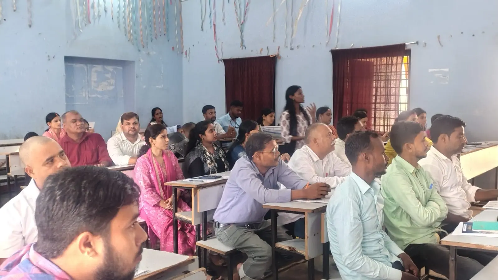 फोटो कैप्शन : प्रशिक्षण कार्यक्रम में शामिल शिक्षक गण | Prabhat Khabar Network फोटो कैप्शन : प्रशिक्षण कार्यक्रम में शामिल शिक्षक गण | Prabhat Khabar Network