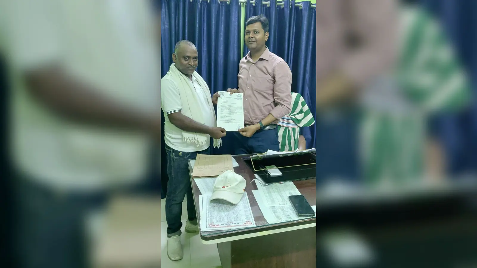 कहलगांव प्रखंड के हरचंदपुर स्कूल की तस्वीर एवं बीईओ को आवेदन सौंपते ग्रामीण | Prabhat Khabar Network कहलगांव प्रखंड के हरचंदपुर स्कूल की तस्वीर एवं बीईओ को आवेदन सौंपते ग्रामीण | Prabhat Khabar Network