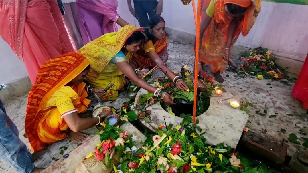 बाबा भोलेनाथ के मंदिर में पूजा आराधना करते महिला श्रद्धालुगण | Prabhat Khabar Network बाबा भोलेनाथ के मंदिर में पूजा आराधना करते महिला श्रद्धालुगण | Prabhat Khabar Network