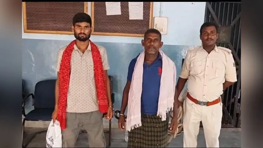 फोटो कैप्शन: सूर्यगढ़ा थाना से अभियुक्त को कोर्ट ले जाती पुलिस | Prabhat Khabar Network फोटो कैप्शन: सूर्यगढ़ा थाना से अभियुक्त को कोर्ट ले जाती पुलिस | Prabhat Khabar Network