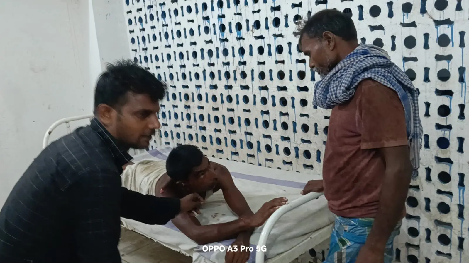 फोटो:अस्पताल में ईलाजरत जख्मी मजदुर | Prabhat Khabar Network फोटो:अस्पताल में ईलाजरत जख्मी मजदुर | Prabhat Khabar Network