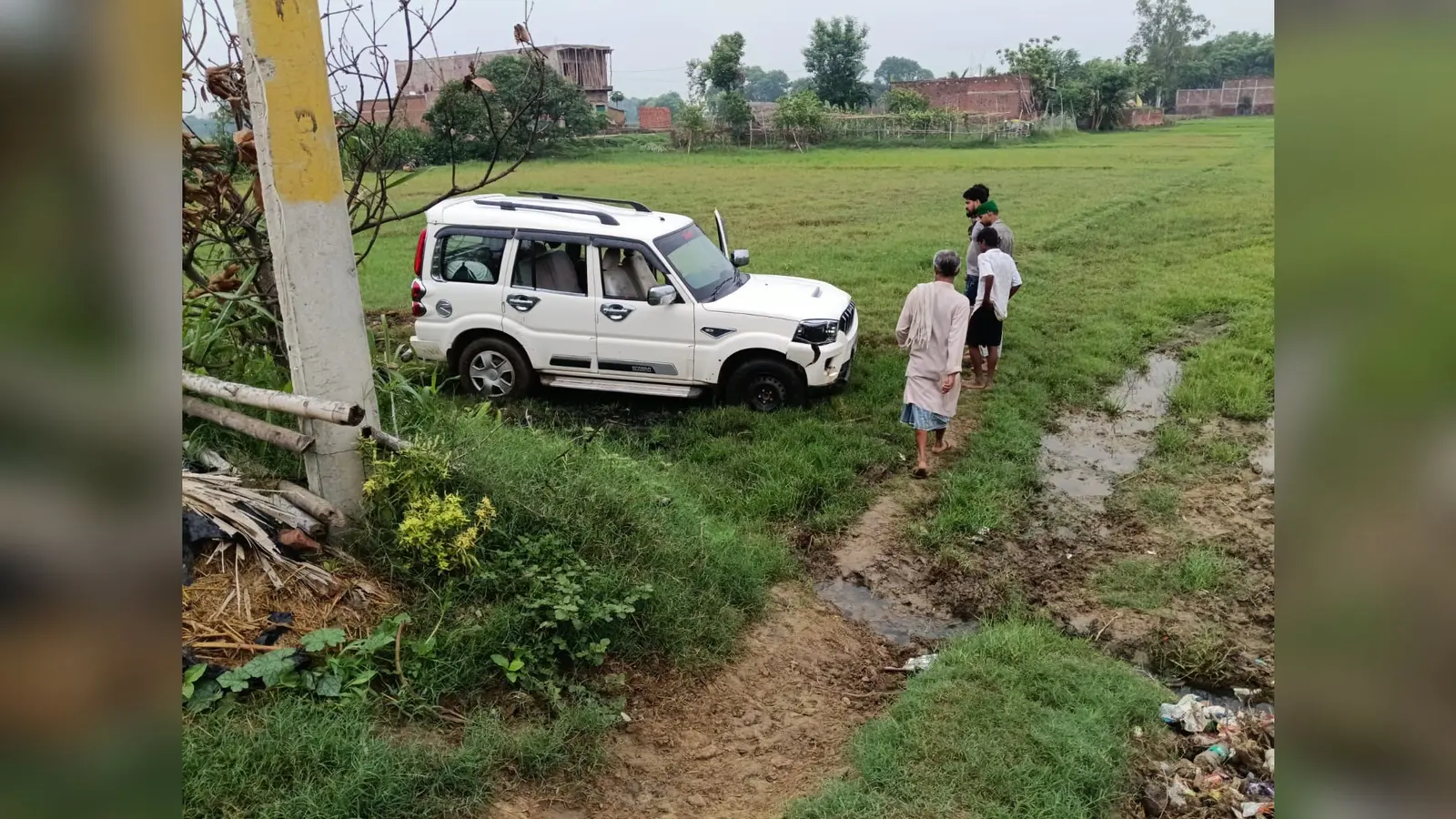 दुर्घटना के बाद खेत में गयी स्कार्पियो | Prabhat Khabar Network दुर्घटना के बाद खेत में गयी स्कार्पियो | Prabhat Khabar Network