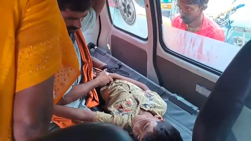 फोटो बालक को सदर अस्पताल से एंबुलेंस से पटना ले जाते परिजन | Prabhat Khabar Network फोटो बालक को सदर अस्पताल से एंबुलेंस से पटना ले जाते परिजन | Prabhat Khabar Network