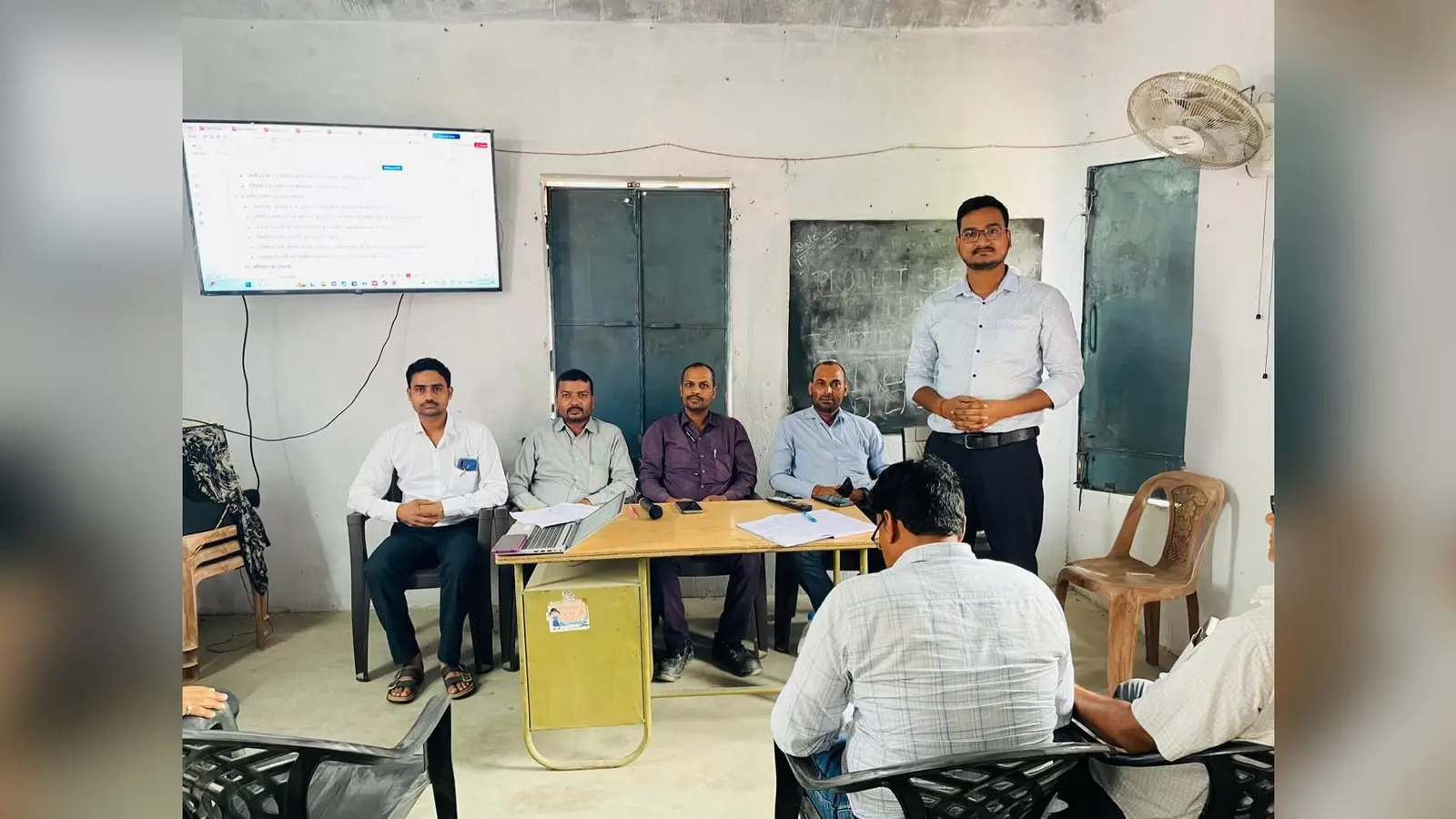 मैरवा बीआरसी सभागार में नियुक्त शिक्षकों का एफएलएन का प्रशिक्षण देते हुए | Prabhat Khabar Network मैरवा बीआरसी सभागार में नियुक्त शिक्षकों का एफएलएन का प्रशिक्षण देते हुए | Prabhat Khabar Network