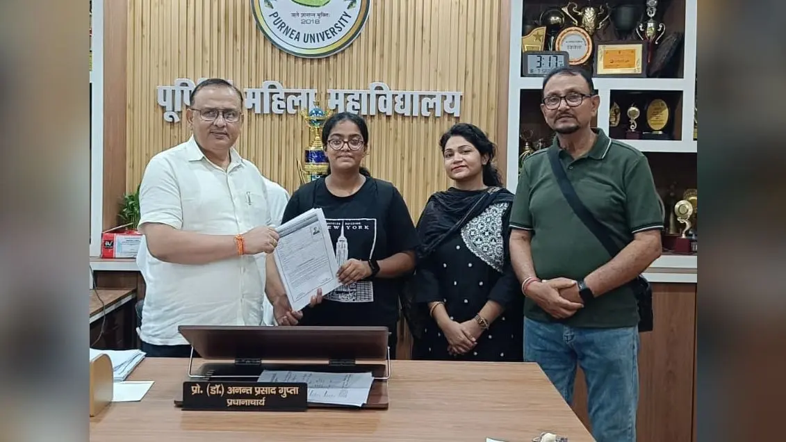 . 20 पूर्णिया 3-छात्रा को बधाई देते प्रधानाचार्य | Prabhat Khabar Network . 20 पूर्णिया 3-छात्रा को बधाई देते प्रधानाचार्य | Prabhat Khabar Network