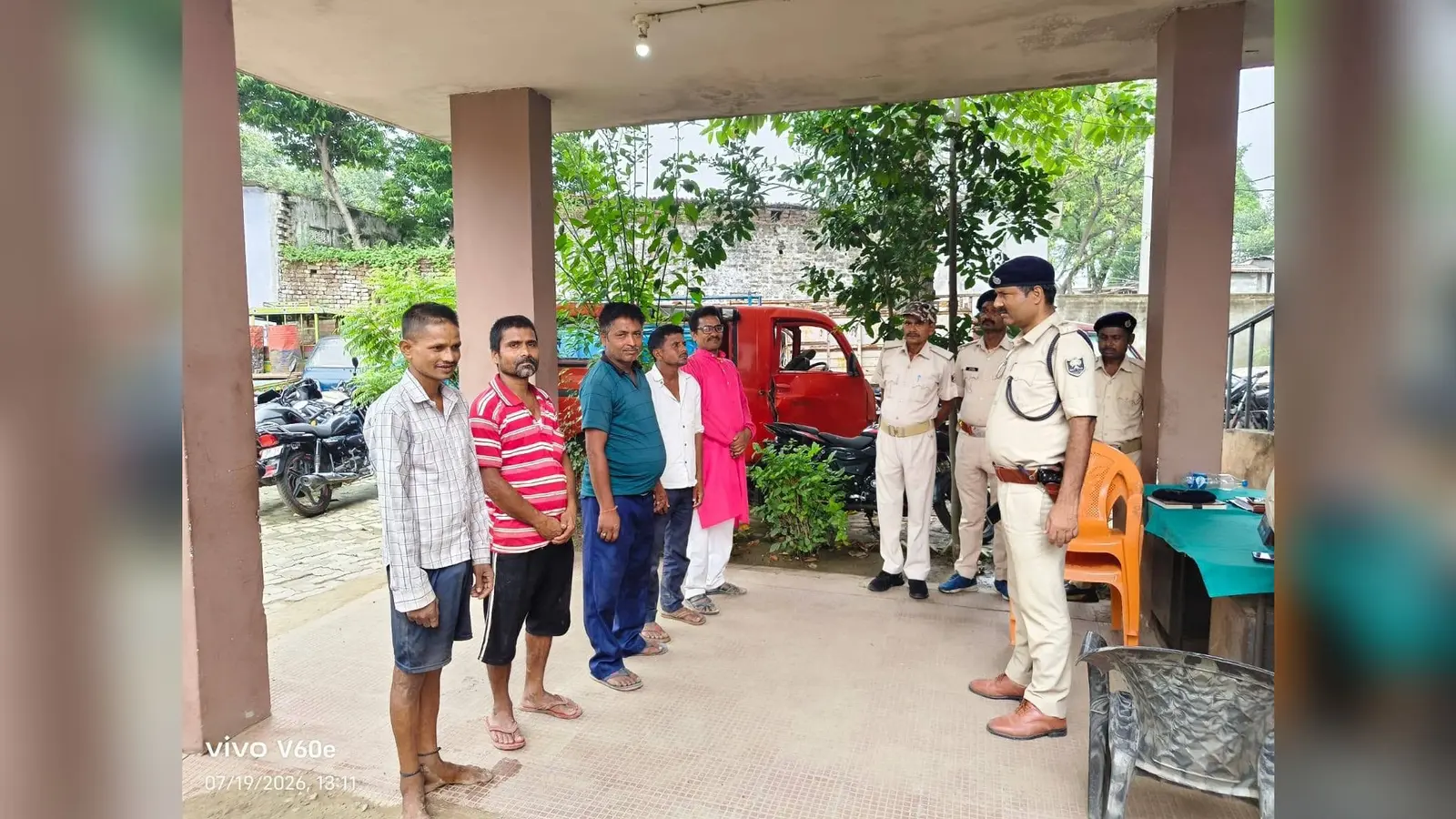 गुंडा परेड करवाते थानाध्यक्ष | Prabhat Khabar Network गुंडा परेड करवाते थानाध्यक्ष | Prabhat Khabar Network