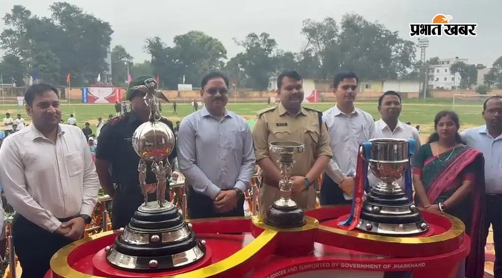 गुमला में डुरंड कप का स्वागत करते डीसी-एसपी और अन्य अधिकारी. फोटो: प्रभात खबर गुमला में डुरंड कप का स्वागत करते डीसी-एसपी और अन्य अधिकारी. फोटो: प्रभात खबर