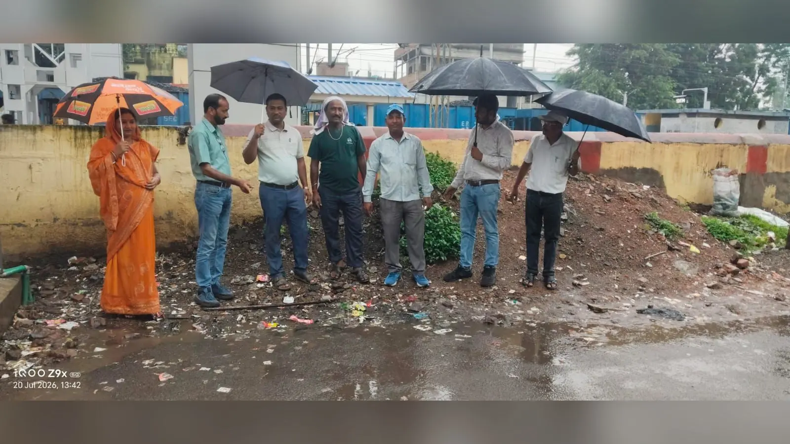 निरीक्षण करती वार्ड पार्षद निभा देवी व अन्य | Prabhat Khabar Network निरीक्षण करती वार्ड पार्षद निभा देवी व अन्य | Prabhat Khabar Network