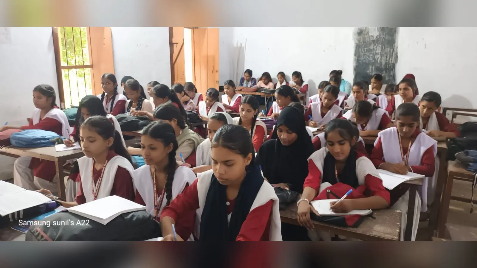 फोटो कैप्शन:- उक्त विद्यालय की एक कमरे में एक साथ बैठी छात्राएं | Prabhat Khabar Network फोटो कैप्शन:- उक्त विद्यालय की एक कमरे में एक साथ बैठी छात्राएं | Prabhat Khabar Network
