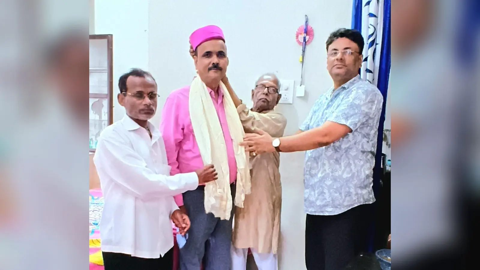 फोटो - सहरसा - प्रदेश महासचिव को सम्मानित करते सदस्य | Prabhat Khabar Network फोटो - सहरसा - प्रदेश महासचिव को सम्मानित करते सदस्य | Prabhat Khabar Network