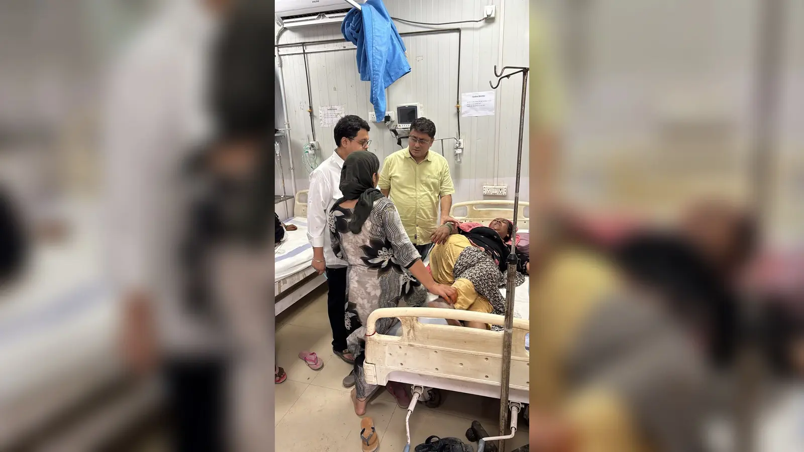 फोटो -- सदर अस्पताल के इमरजेंसी वार्ड में मरीज को देखते चिकित्सक | Prabhat Khabar Network फोटो -- सदर अस्पताल के इमरजेंसी वार्ड में मरीज को देखते चिकित्सक | Prabhat Khabar Network