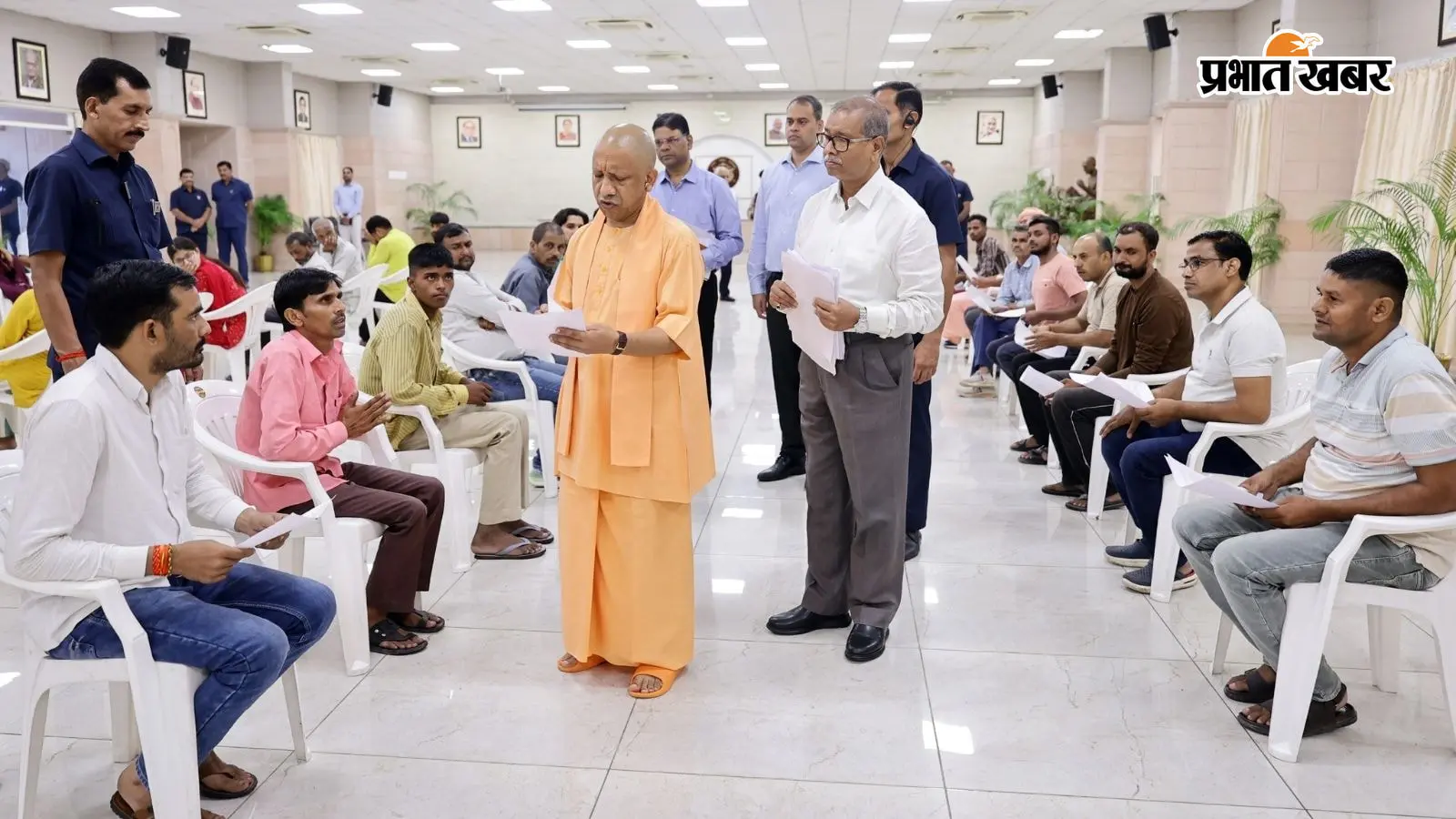 मुख्यमंत्री योगी आदित्यनाथ ने ‘जनता दर्शन’ में सभी लोगों से मुलाकात की मुख्यमंत्री योगी आदित्यनाथ ने ‘जनता दर्शन’ में सभी लोगों से मुलाकात की