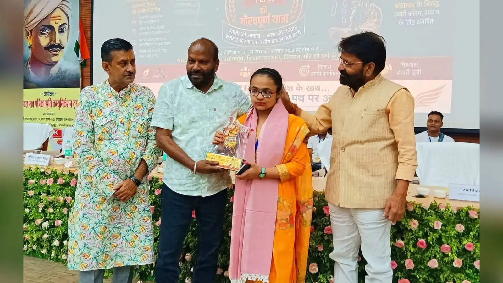 फोटो - सहरसा - शांभवी को सम्मानित करते विधायक व अन्य | Prabhat Khabar Network फोटो - सहरसा - शांभवी को सम्मानित करते विधायक व अन्य | Prabhat Khabar Network