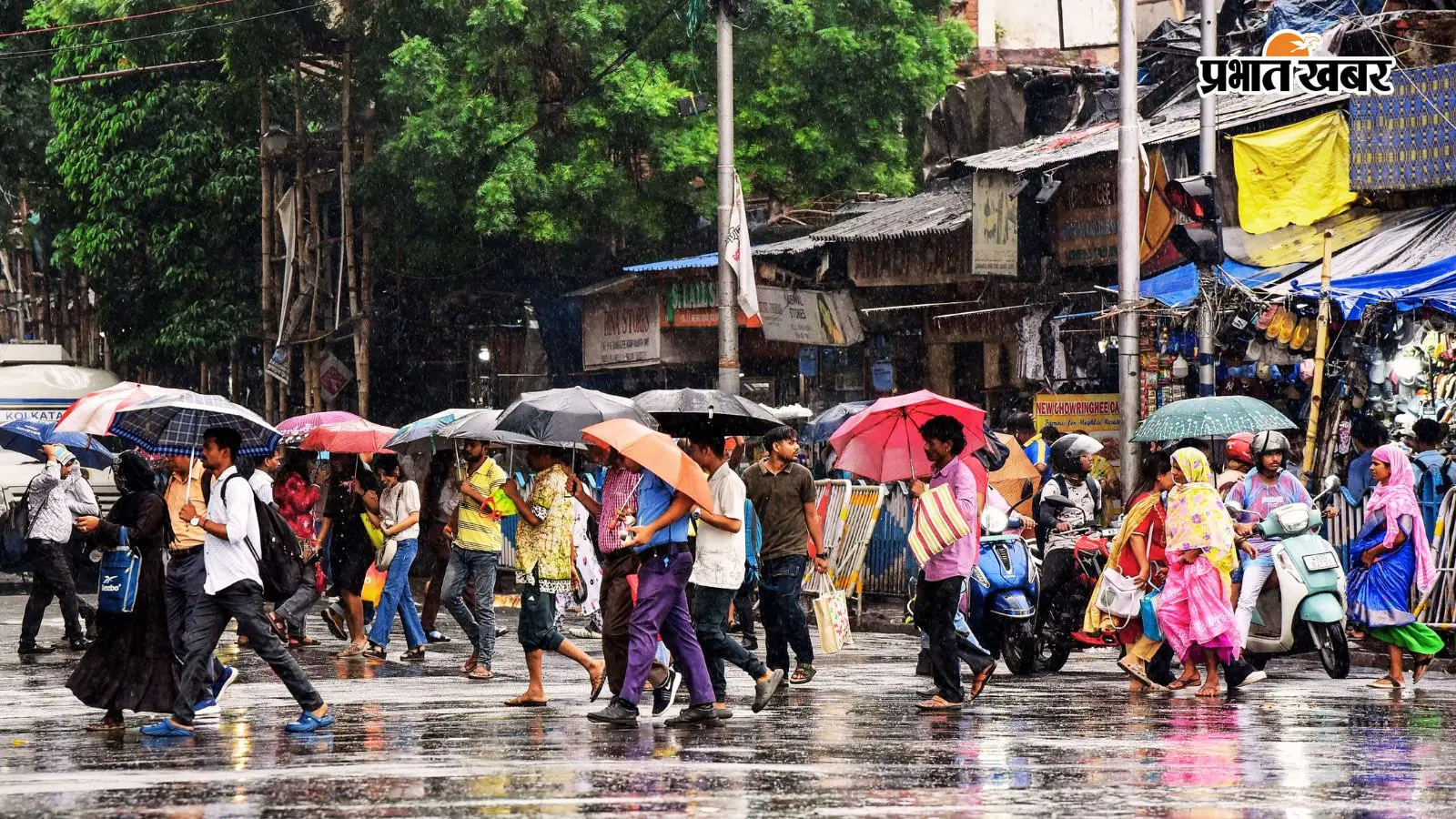 कोलकाता में हुई जोरदार बारिश के दौरान छतरी लेकर सड़क पार करते लोग. कोलकाता में हुई जोरदार बारिश के दौरान छतरी लेकर सड़क पार करते लोग.