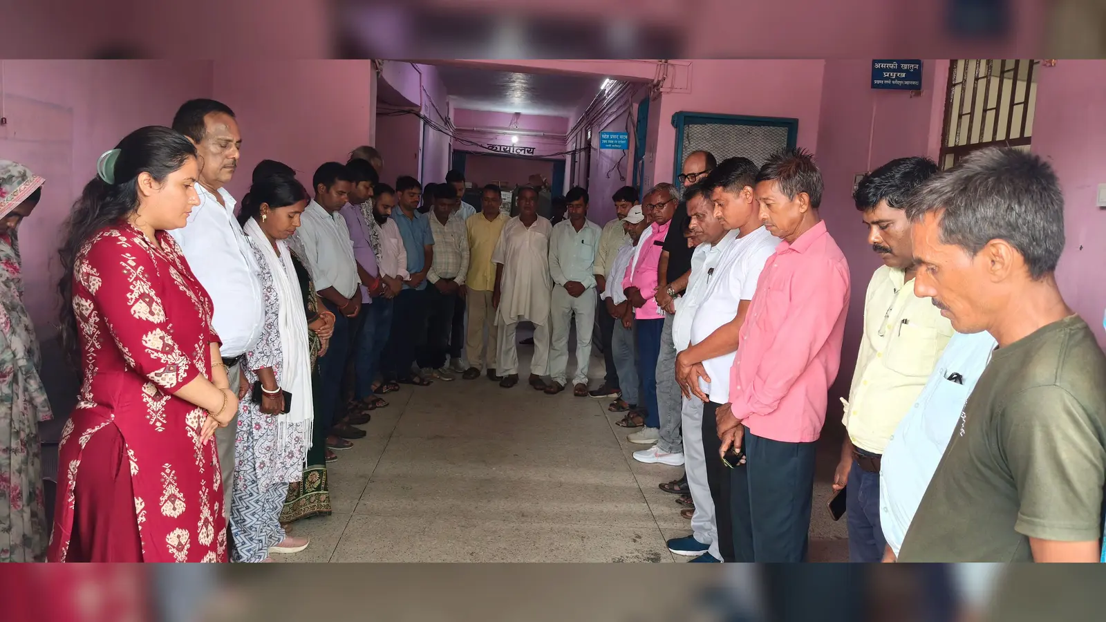 प्रखंड मुख्यालय पर शोक सभा का आयोजन | Prabhat Khabar Network प्रखंड मुख्यालय पर शोक सभा का आयोजन | Prabhat Khabar Network