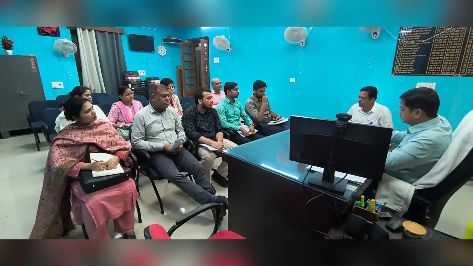 फोटो.राशन कार्ड को लेकर बैठक करते एसडीएम | Prabhat Khabar Network फोटो.राशन कार्ड को लेकर बैठक करते एसडीएम | Prabhat Khabar Network