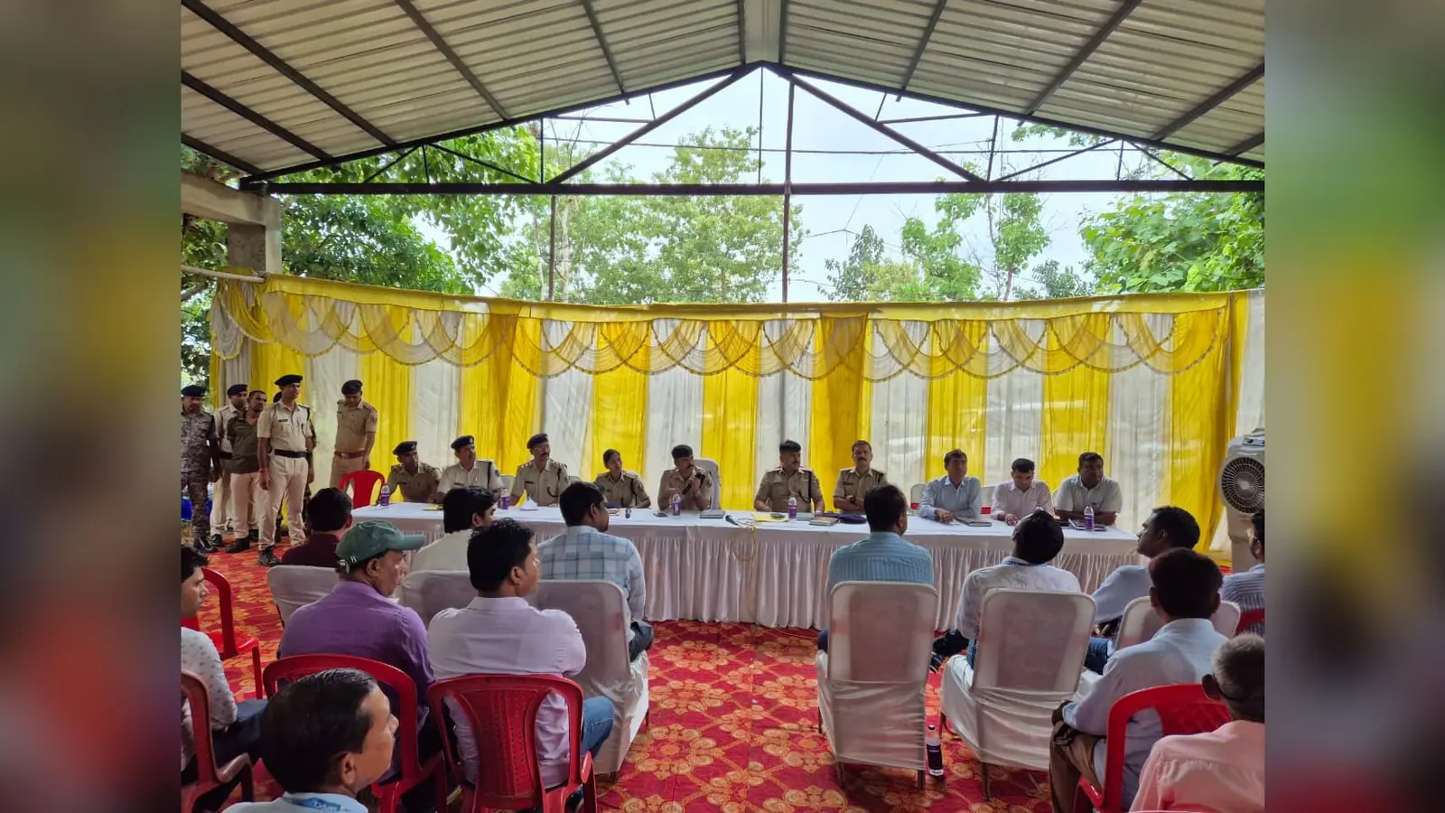 बिजली विभाग के कर्मियों के साथ बैठक करते एसपी | Prabhat Khabar Network बिजली विभाग के कर्मियों के साथ बैठक करते एसपी | Prabhat Khabar Network