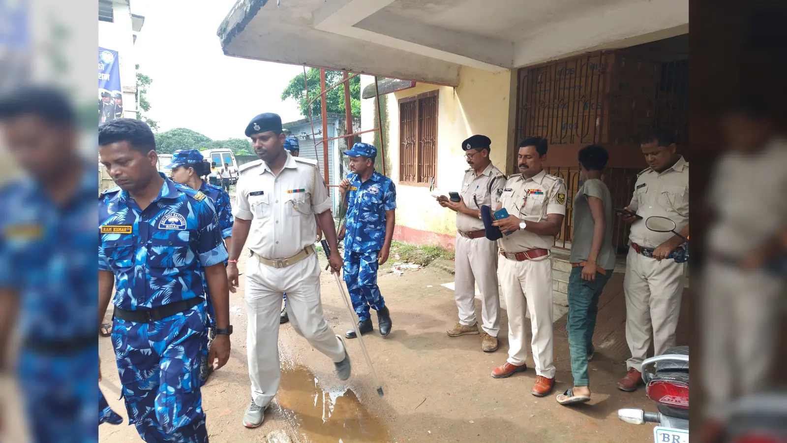 सदर हॉस्पिटल में मौजूद सदर थानाध्यक्ष व अन्य पुलिस पदाधिकारी | Prabhat Khabar Network सदर हॉस्पिटल में मौजूद सदर थानाध्यक्ष व अन्य पुलिस पदाधिकारी | Prabhat Khabar Network
