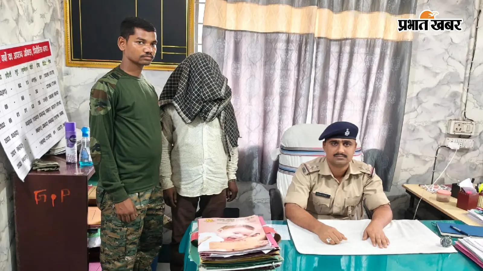 पुलिस की गिरफ्त में बिजली सब-स्टेशन डकैती कांड का फरार आरोपी. फोटो: प्रभात खबर पुलिस की गिरफ्त में बिजली सब-स्टेशन डकैती कांड का फरार आरोपी. फोटो: प्रभात खबर