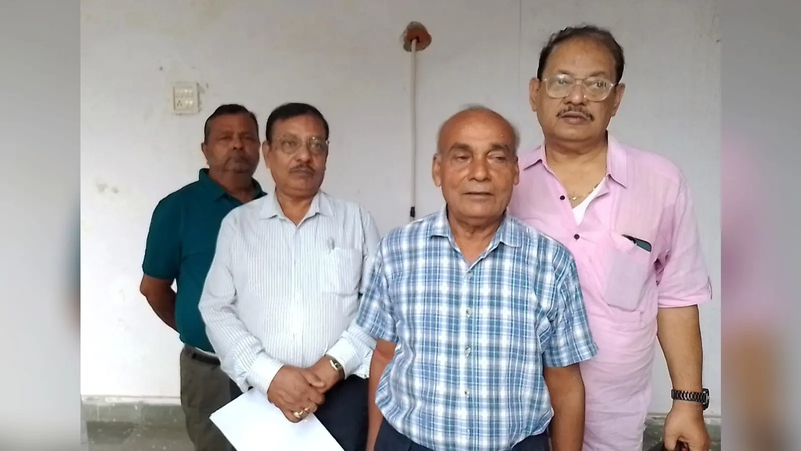 डीएम को समस्या के समाधान से संबंधित आवेदन सौपते वार्ड 28 स्थित बैंकर्स कॉलोनी वासी | Prabhat Khabar Network डीएम को समस्या के समाधान से संबंधित आवेदन सौपते वार्ड 28 स्थित बैंकर्स कॉलोनी वासी | Prabhat Khabar Network